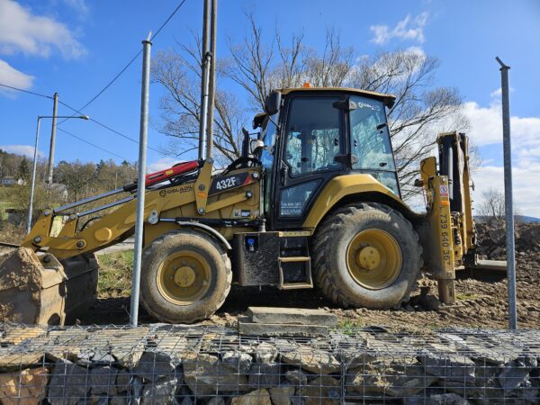Caterpillar 432F s obsluhou/hodina